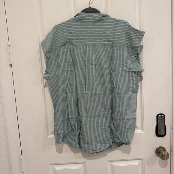 JACHS Girlfriend women's pinstripe short-sleeve button-up blouse. - Picture 3 of 5